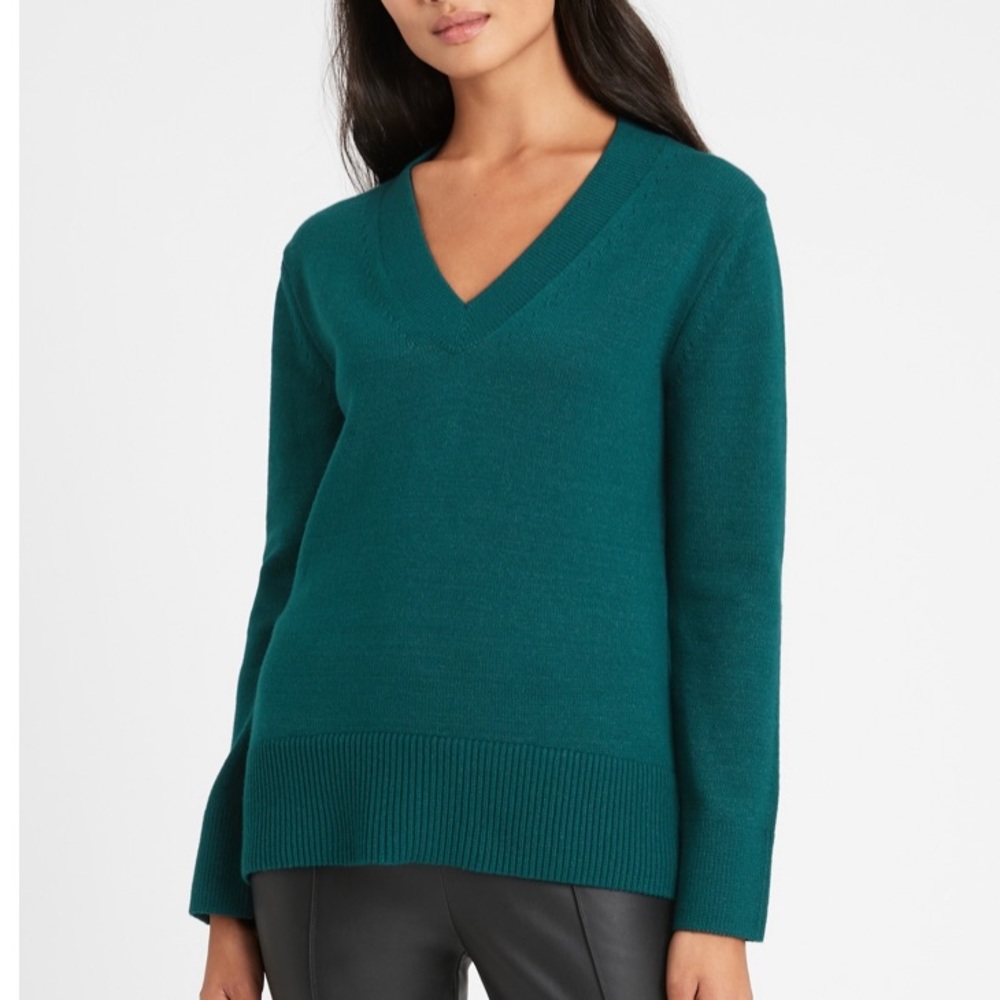 Banana Republic green v-neck sweater